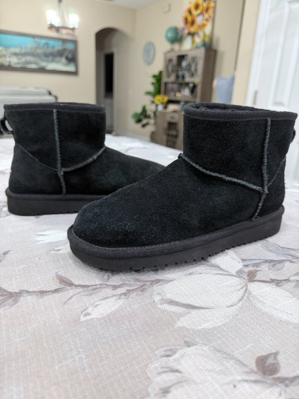 Koolaburra by UGG Black Mini Suede Winter Boots Women’s Size 6